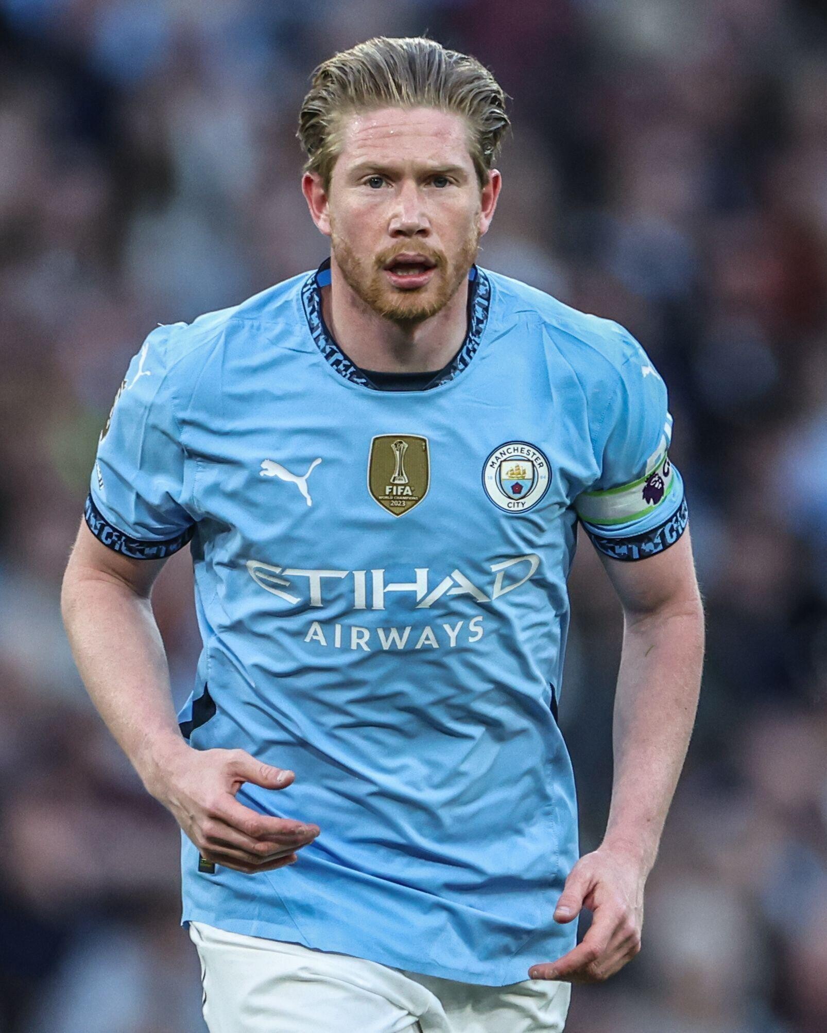 De bruyne playing for Manchester City