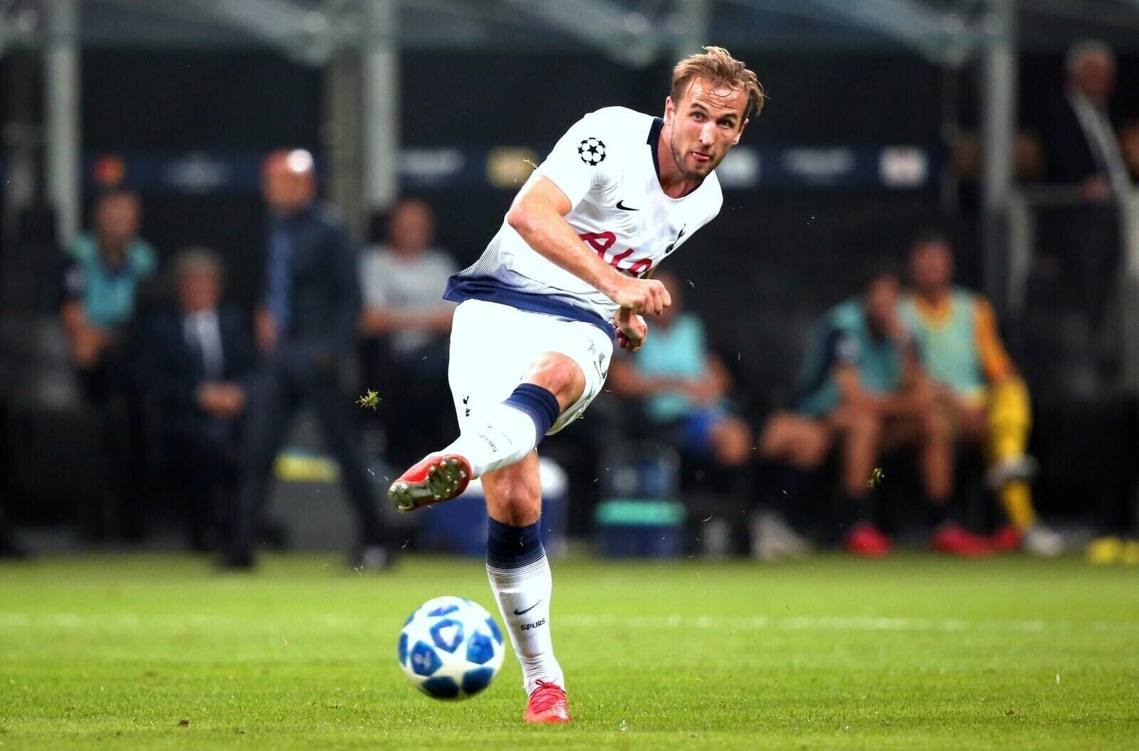 Harry Kane in tottenham shirt taking a shot