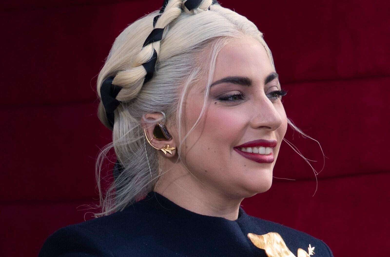lady gaga with black and white hair