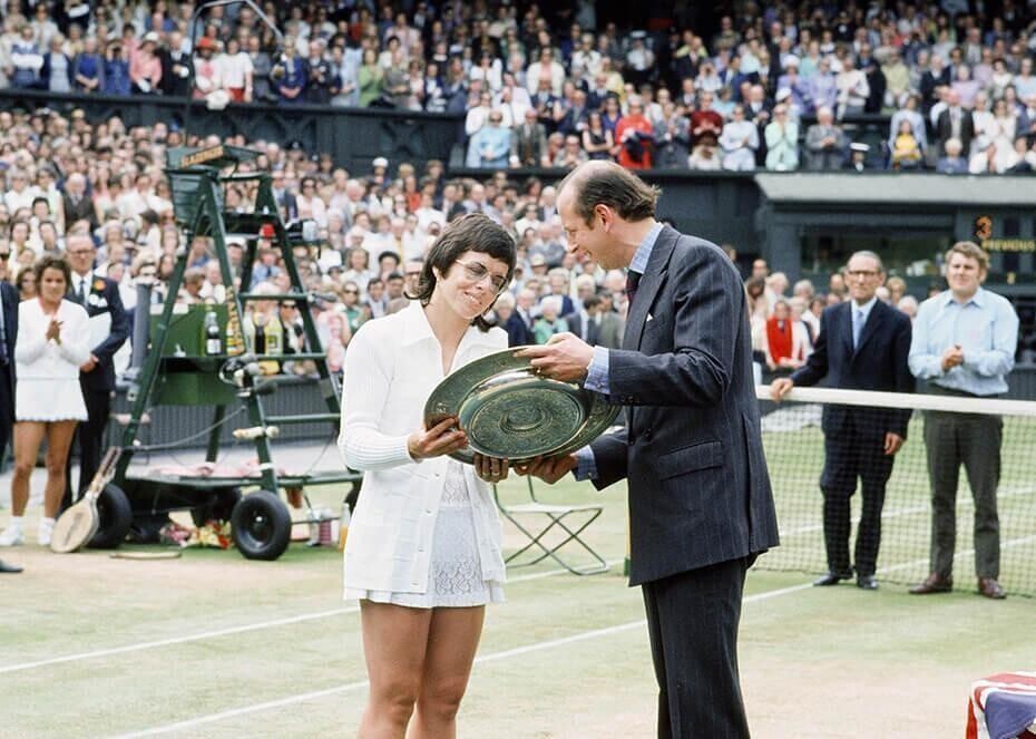  tennis legend Billie Jean King receiving the prize