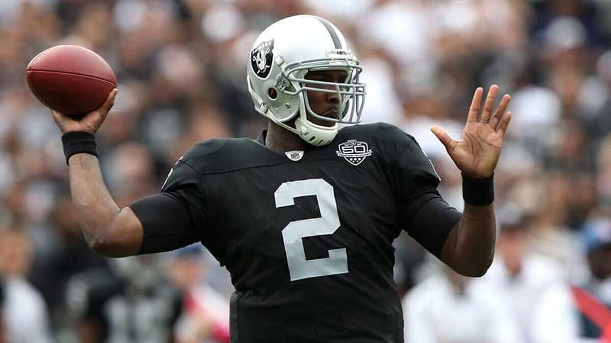 JaMarcus Russell throwing the ball