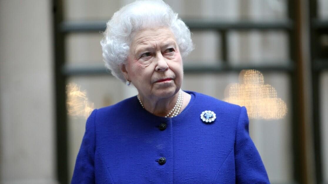 2/1 it's Blue - What Colour Will the Queen Wear to the Epsom Derby 2/1 it's Blue - What Colour Will the Queen Wear to the Epsom Derby