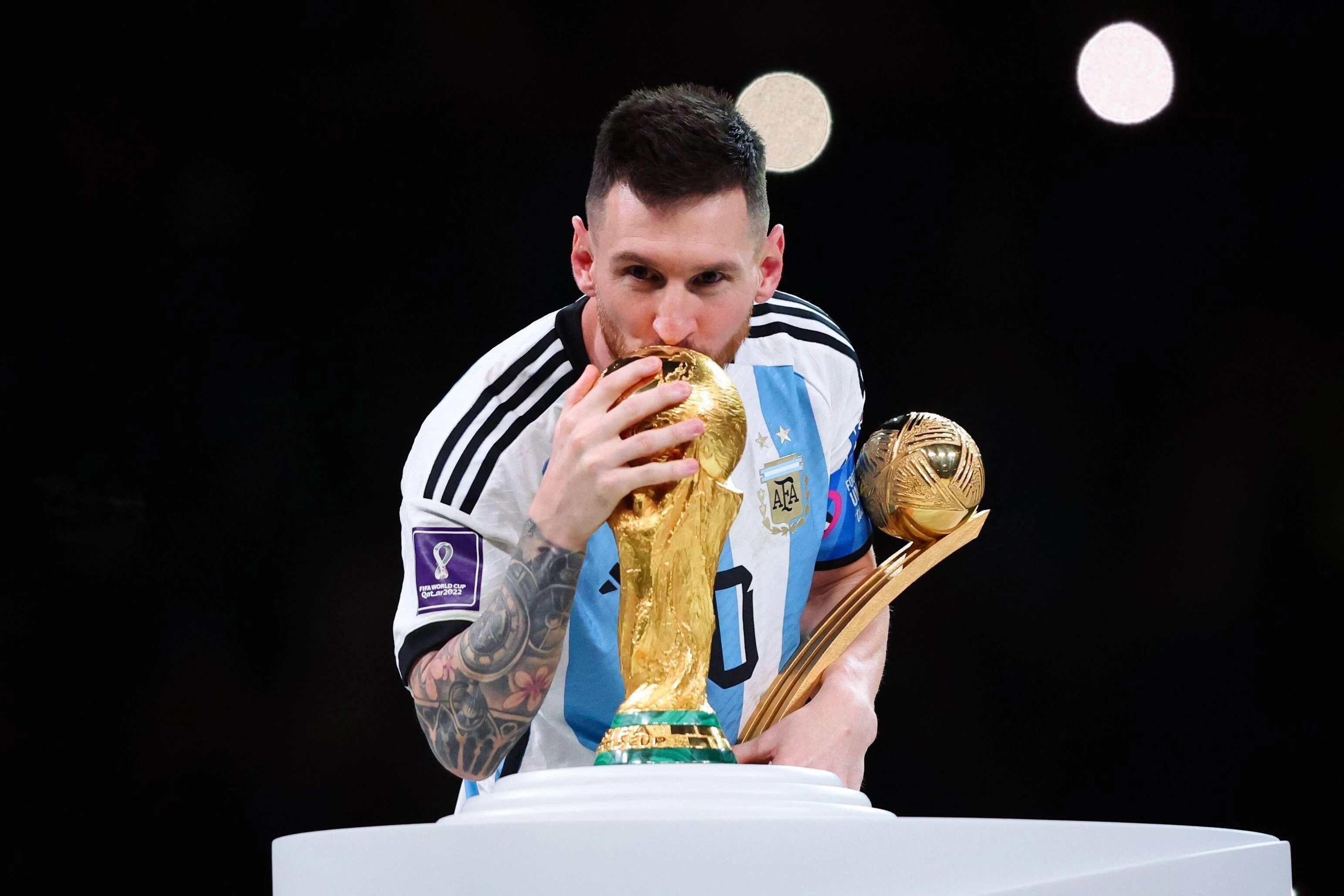 Lionel Messi kissing the World Cup trophy
