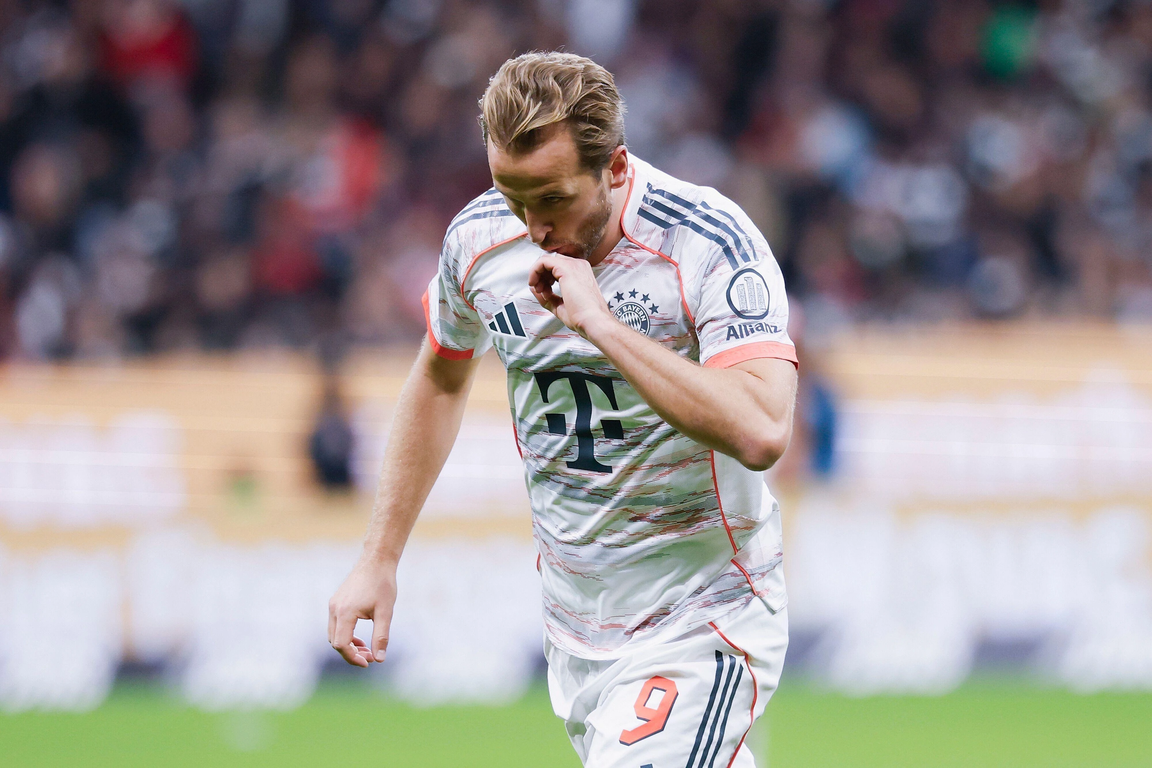 Harry Kane, kissing the ring