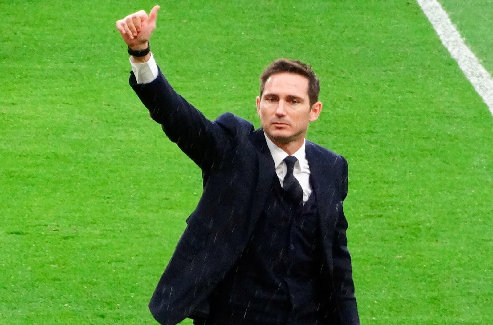 Frank Lampard in a suit giving the thumbs up to the crowd